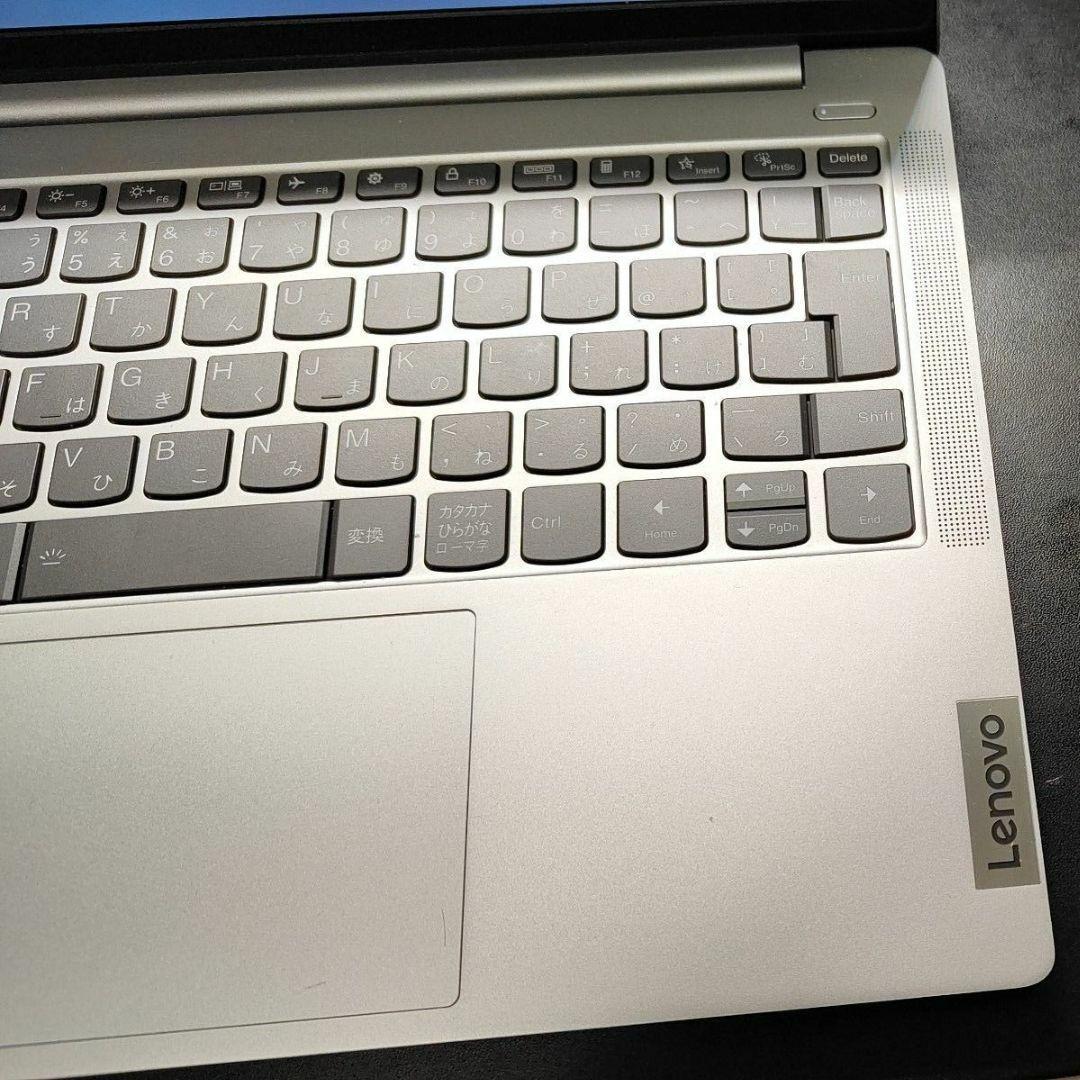 Lenovo IdeaPad Slim 5i Gen 8 OLED 13世代