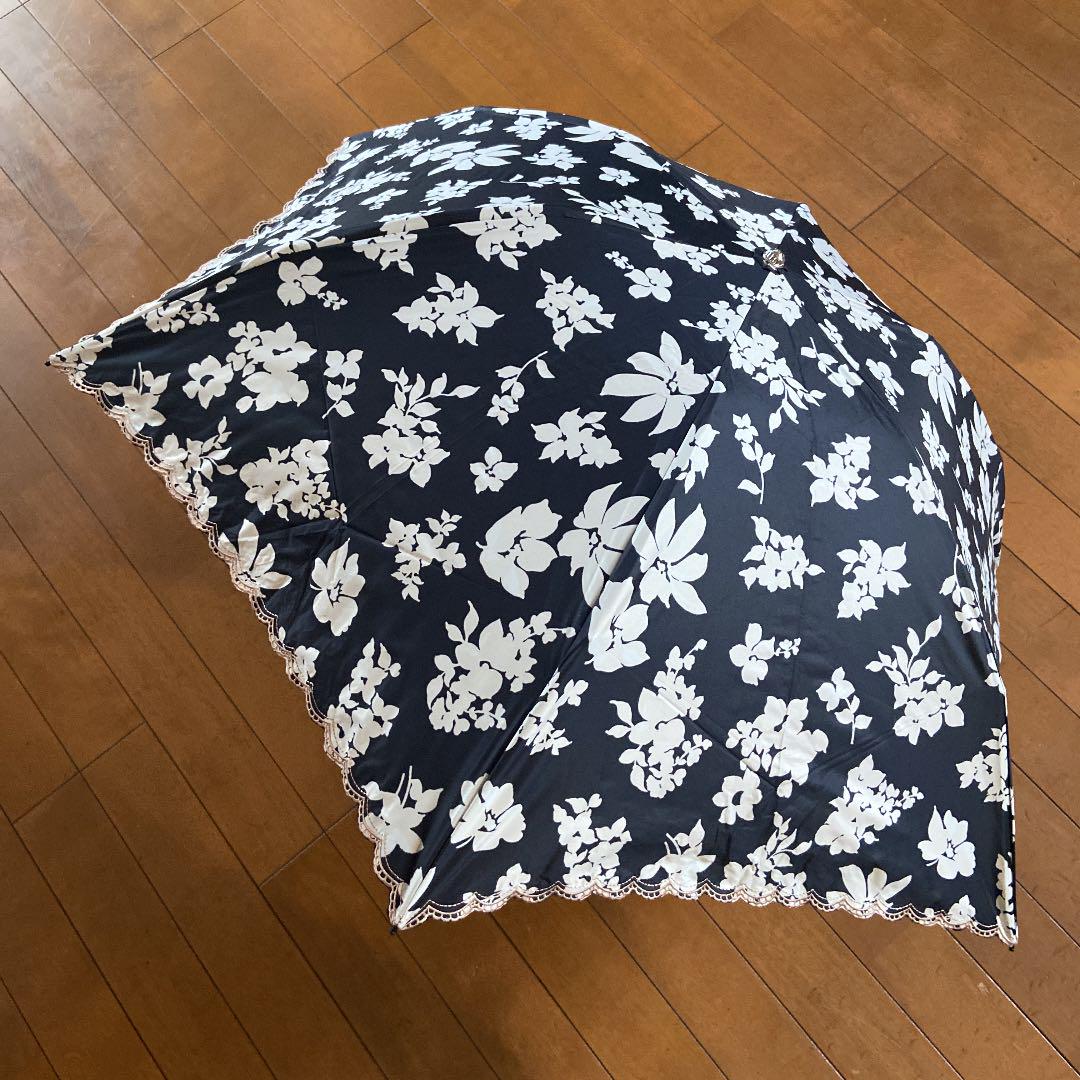 ウンガロ 黒に花柄 晴雨兼用折りたたみ傘