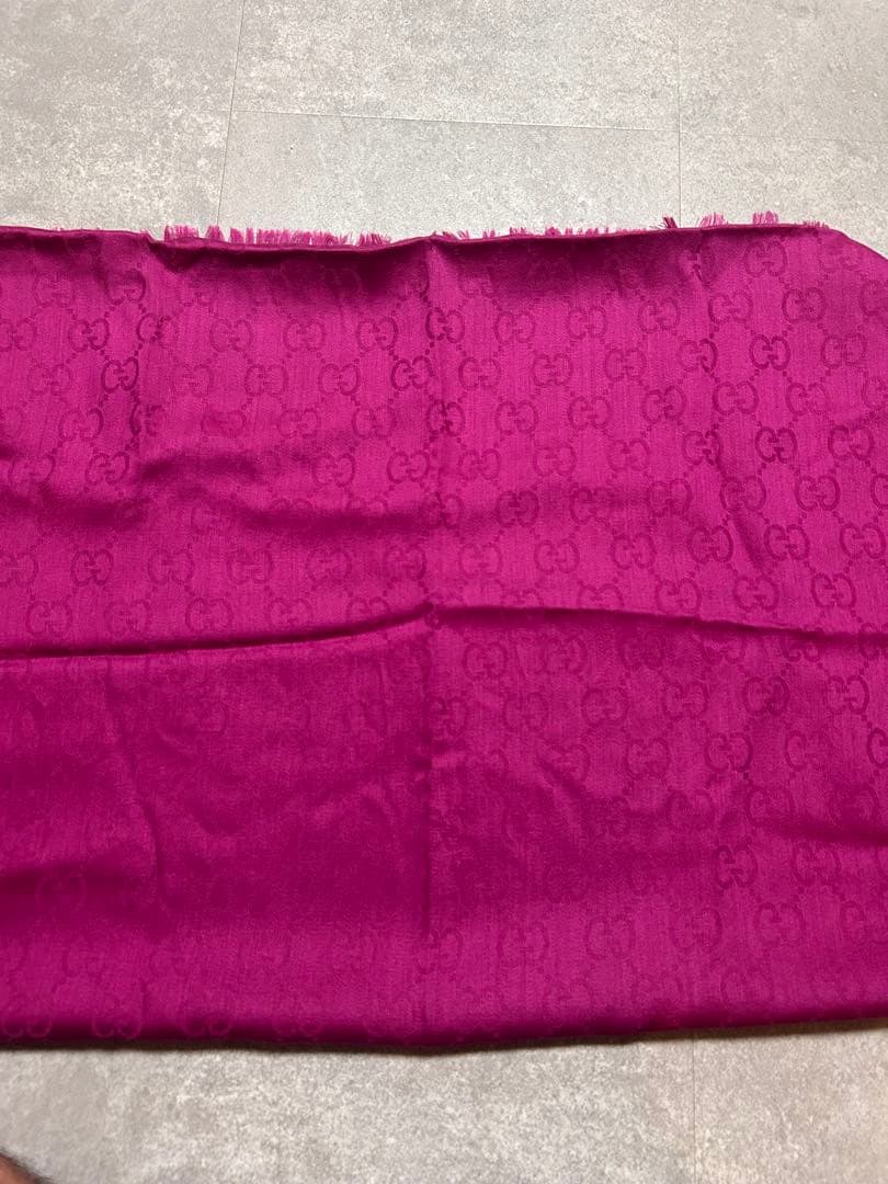 GUCCI ピンク ロゴ入り ストール