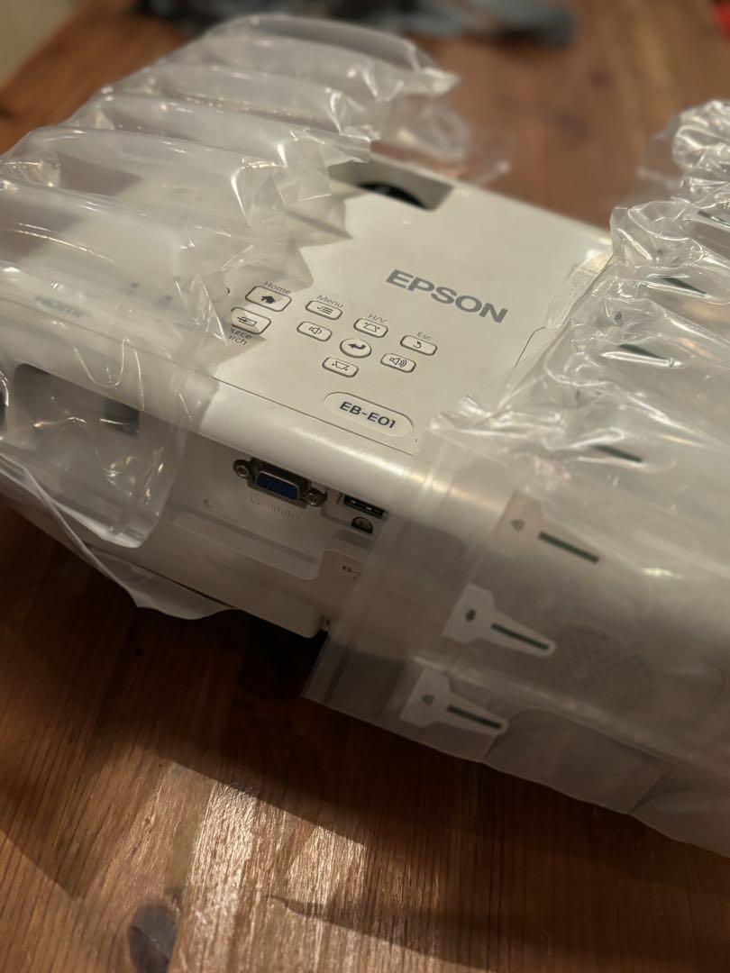 EPSON EB-E01 プロジェクター本体　ジャンク品 EPSON EB-E01 プロジェクター本体 ジャンク品