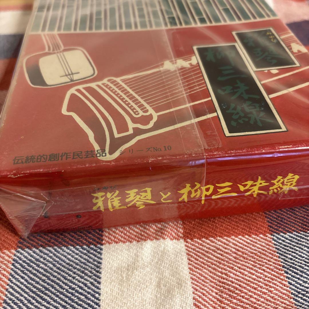 伝統的創作民芸品　雅琴 柳三味線 Amazon.co.jp: ミニチュア 楽器 雅琴 柳三味線 セット 伝統的
