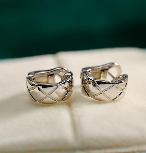 CHANEL シルバー クロスパターン ピアス