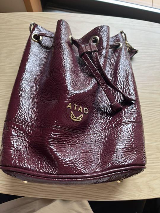 atao ワンハンドルエナメルレザーバッグ