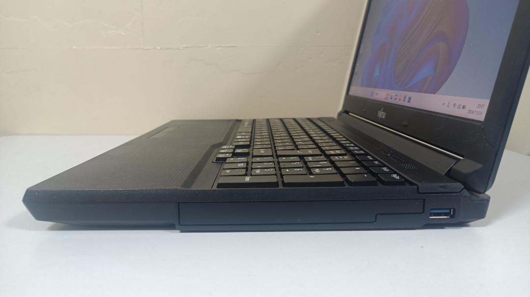 ノートパソコンFUJITSU第六世代Core i5 SSD128G メモリ8G