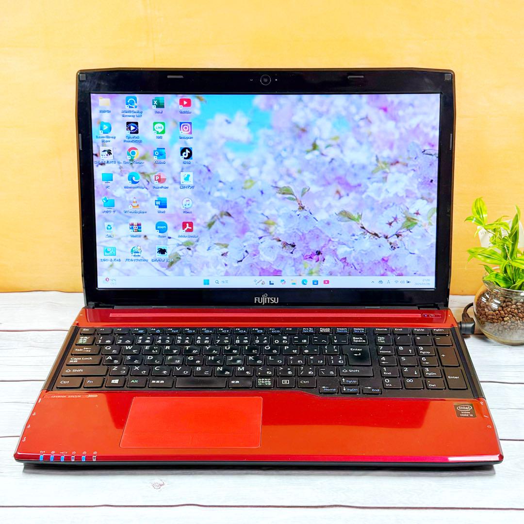 富士通☘️赤❣️ノートパソコン☘️Core i3 メモリ8GB/SSD256GB