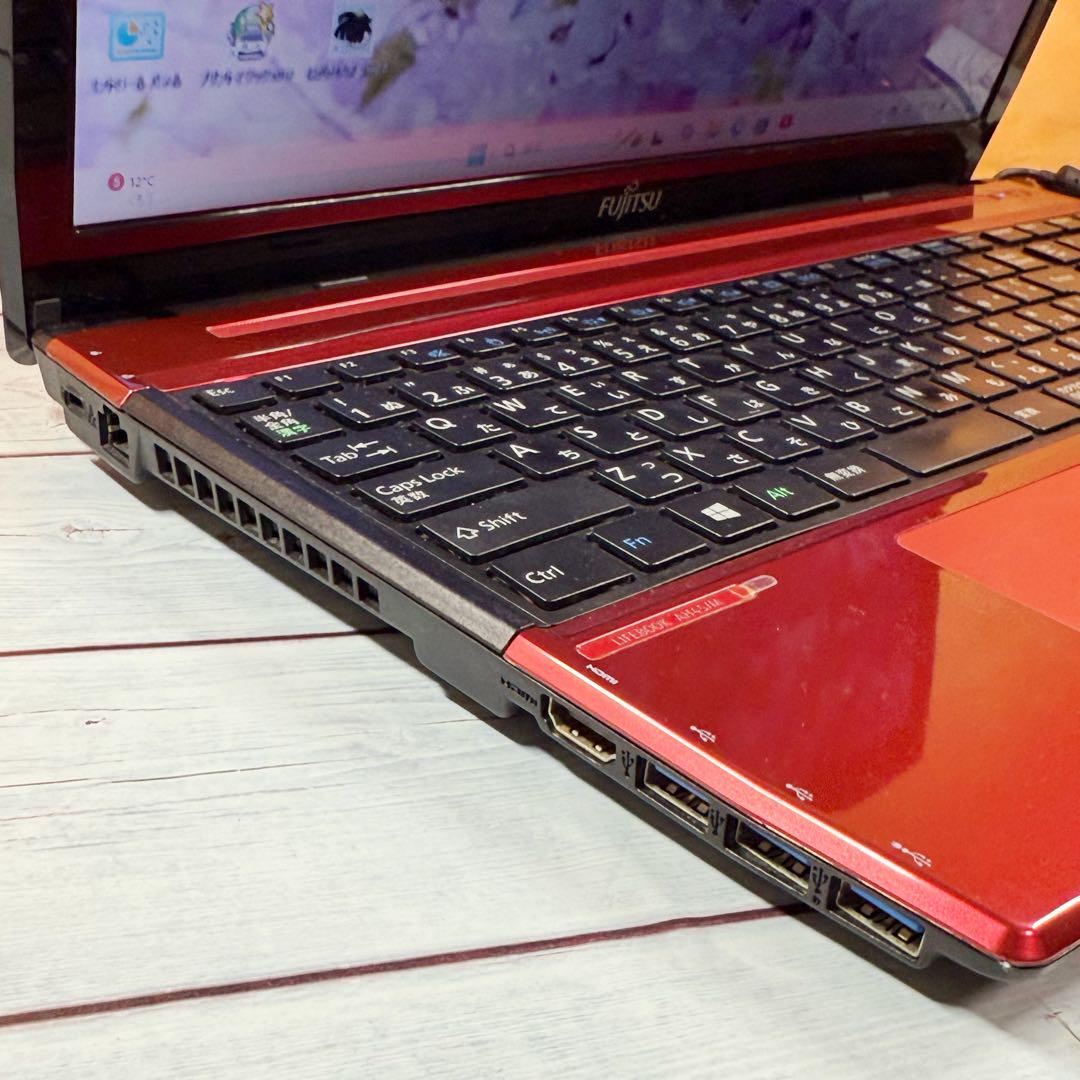 富士通☘️赤❣️ノートパソコン☘️Core i3 メモリ8GB/SSD256GB