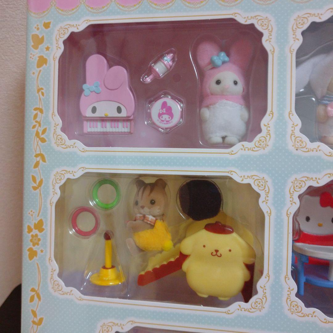 シルバニアファミリー × サンリオキャラクターズ 赤ちゃんとなかよし家具セット サンリオキャラクターズ」×「シルバニアファミリー」の赤ちゃん