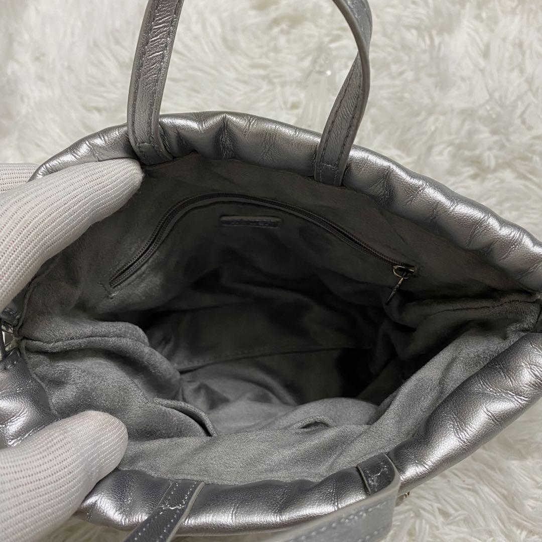 【極美品】nouer フェイスモチーフ巾着バッグ　シルバー
