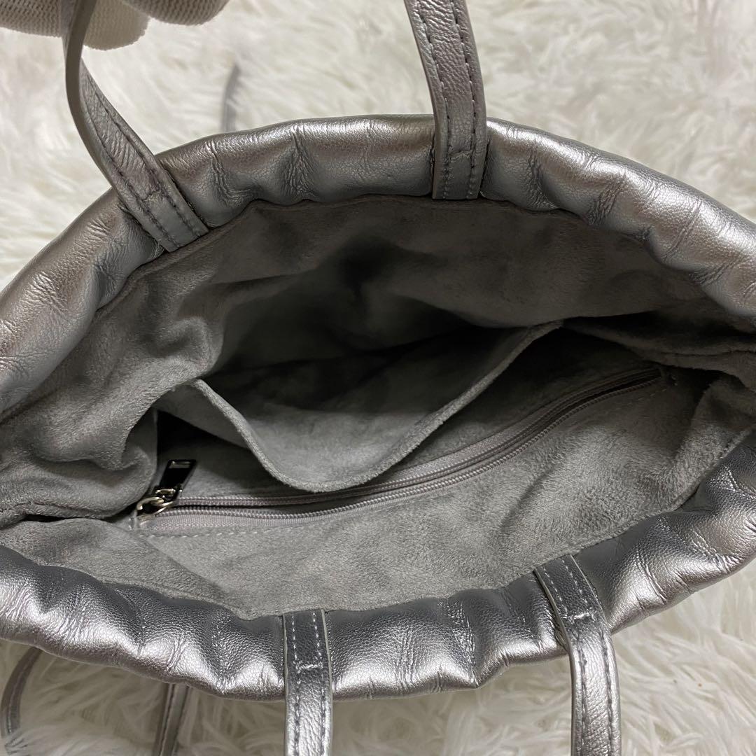 【極美品】nouer フェイスモチーフ巾着バッグ　シルバー