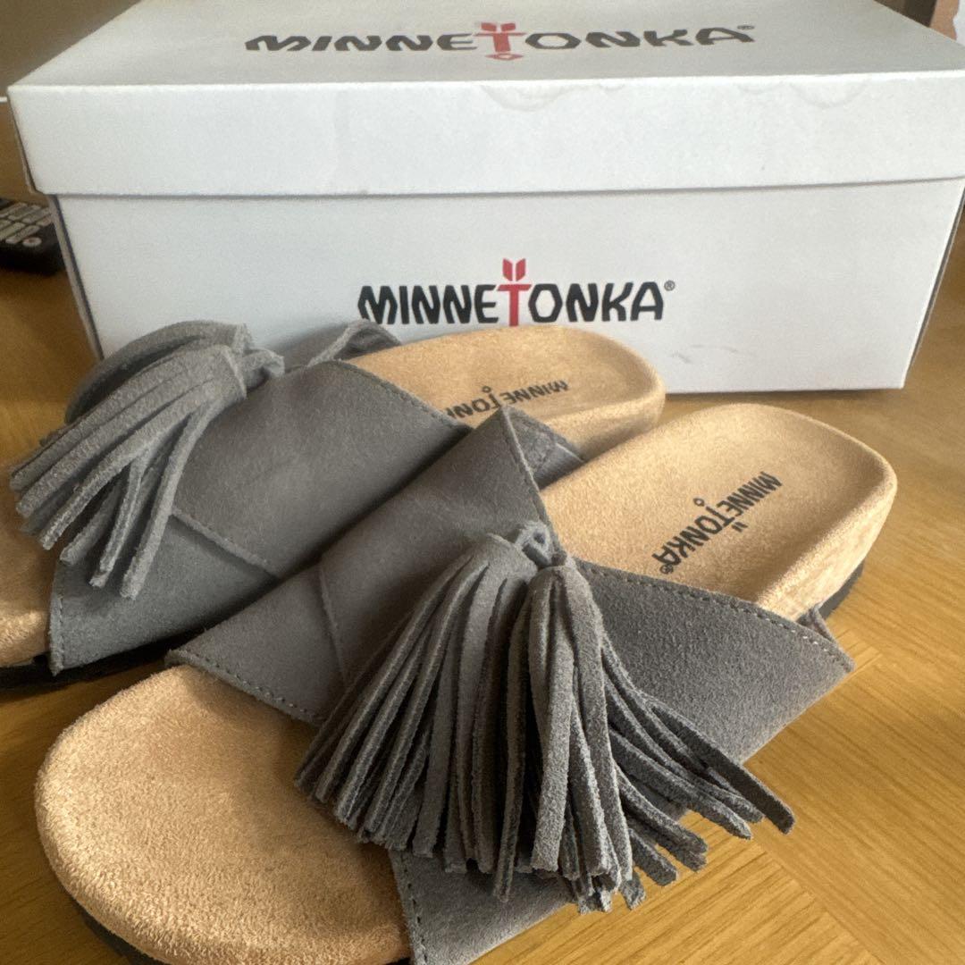 22センチ　MINNETONKA グレー タッセルサンダル