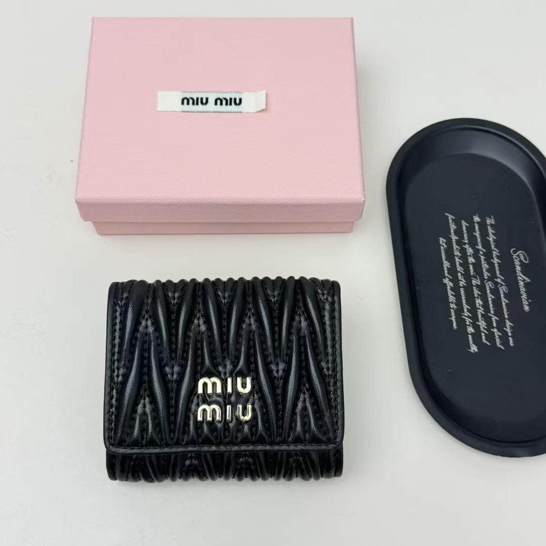 MIU MIU ブラックレザー 三つ折り財布