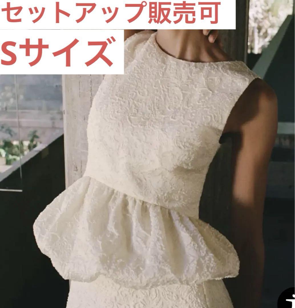 エンボス加工ぺプラムトップス　ZARA