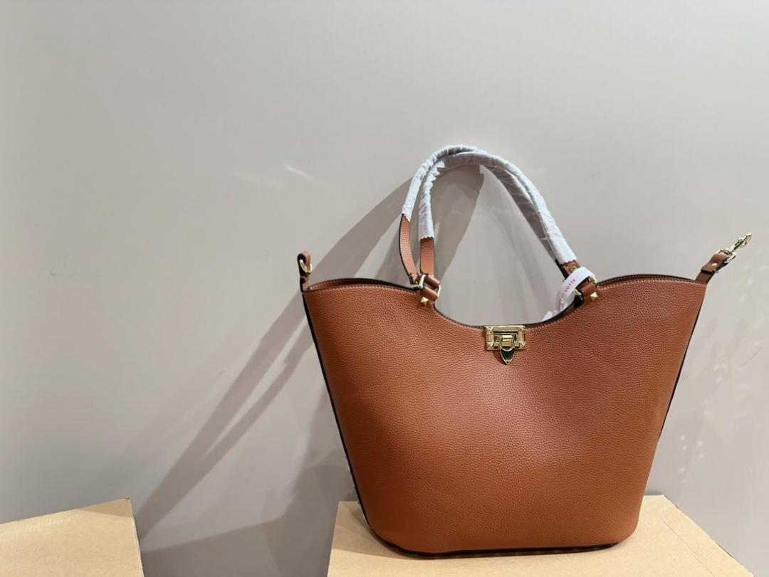 VALENTINO トレザースタッズハンドバッグ