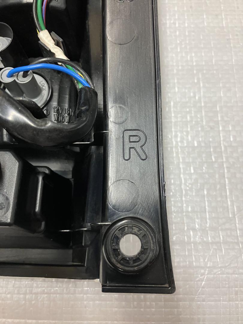︎ダイハツ タントカスタムLA600S右純正テール