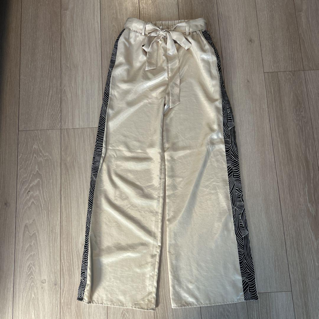 公式サイト amateras】クリーム色 サテパンツ リボン付き パンツ