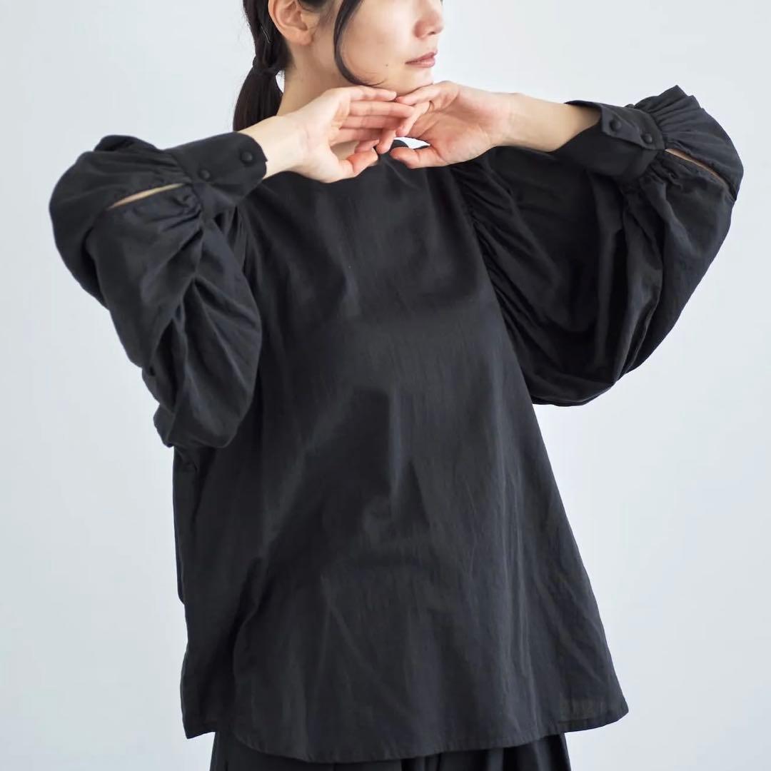 【新品】CLASKA HAU ノーカラーブラウス 黒