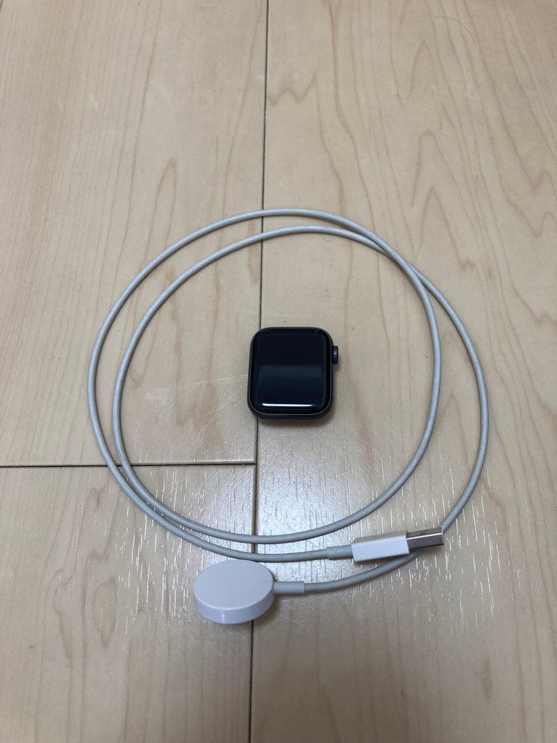 Apple Watch SE 40mmブラックGPS 本体・充電器のみ