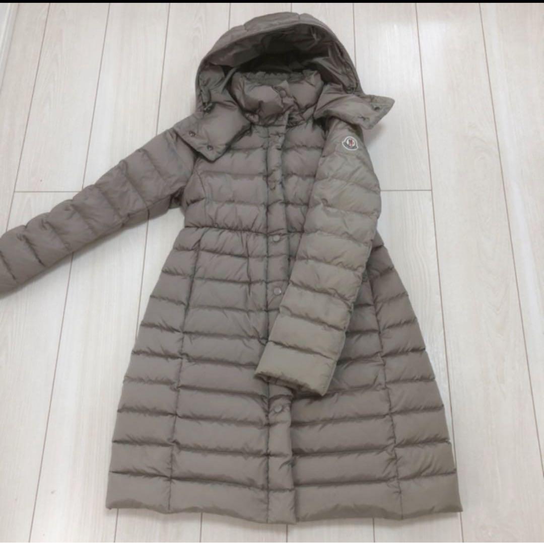 MONCLER ベージュ ロングダウンジャケット MONCLER ベージュ ロングダウンジャケット - メルカリ