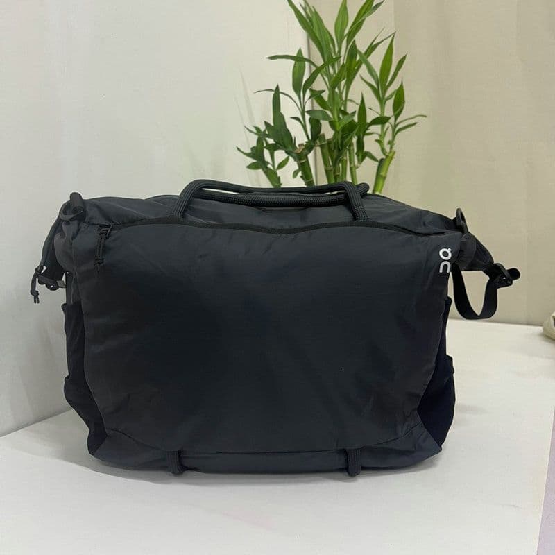 新品On Track Pack 35L liteクロスボディバッグブラックメンズ 新品On Track Pack 35L liteクロスボディバッグブラックメンズ