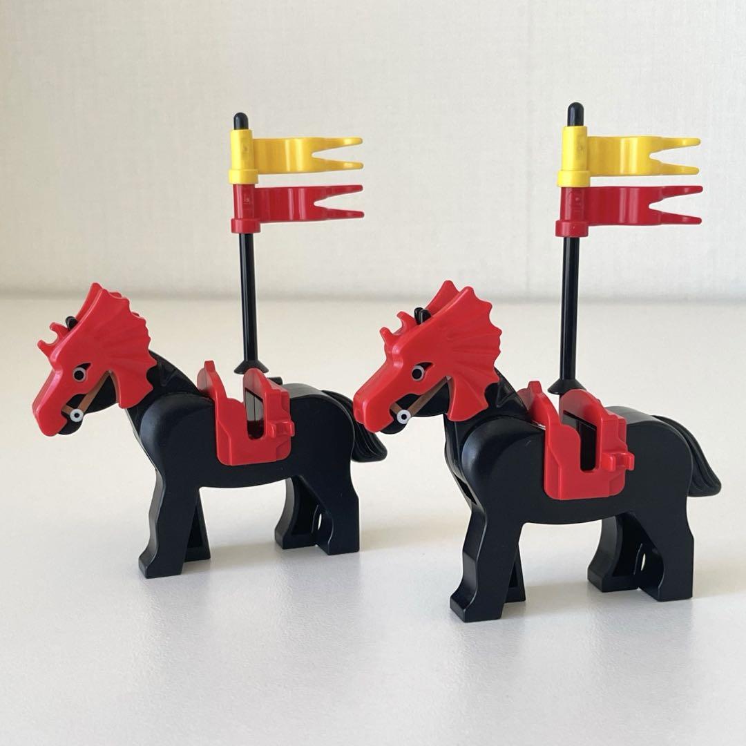 LEGO お城シリーズ 兜 黒い馬 旗 鞍 / オールドレゴ - メルカリ