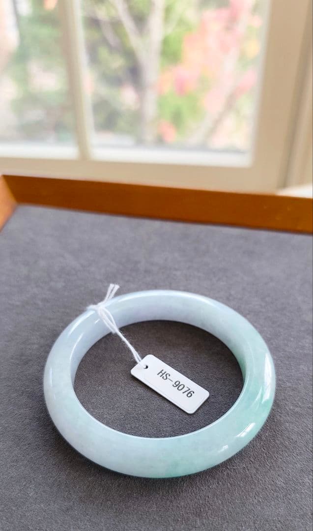 【日本鑑別書付:冰种(氷種)】アイス本翡翠のバングル(内径53ミリ弱)9076 【日本鑑別書付:冰种(氷種)】アイス本翡翠のバングル(内径53ミリ弱)9076