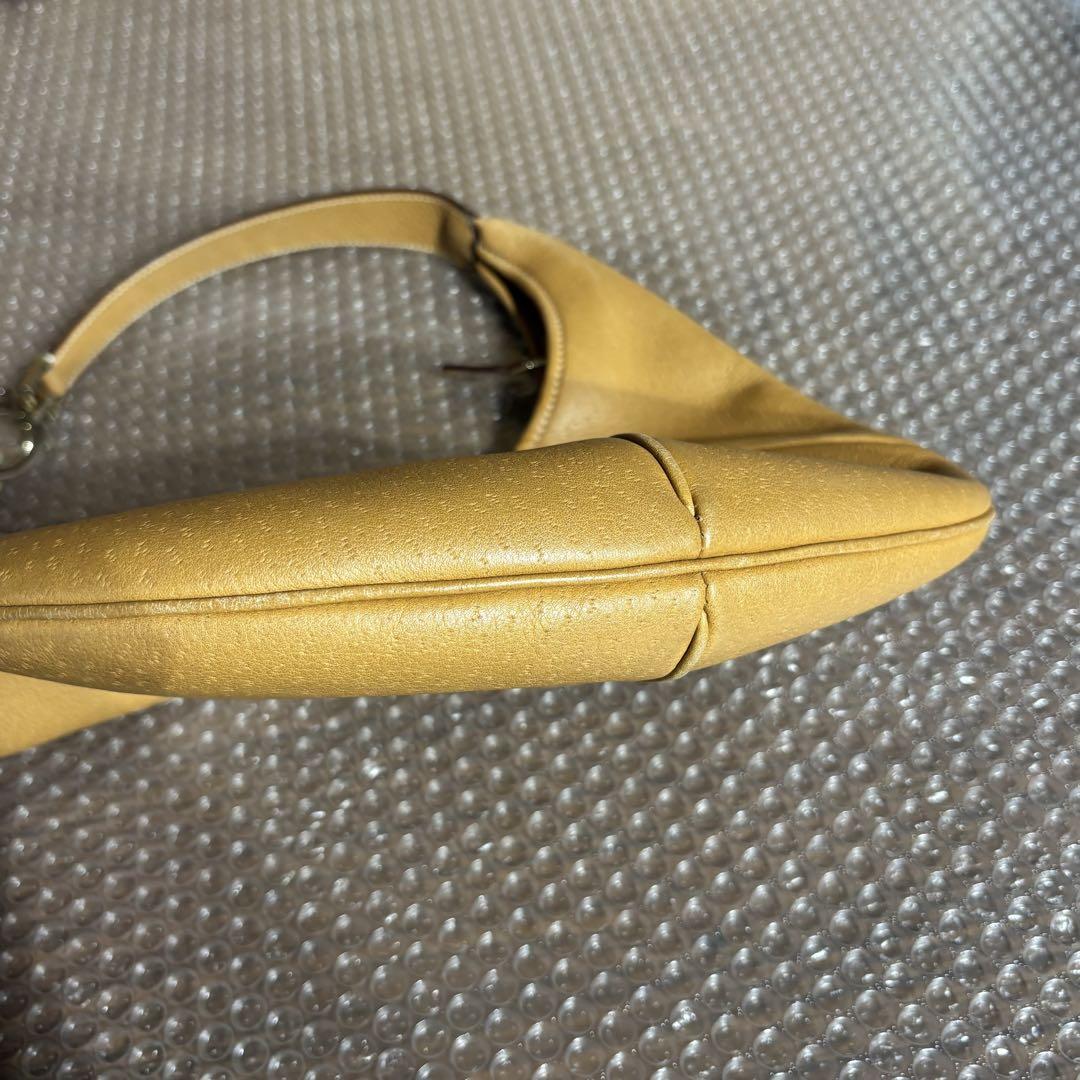 フェラガモ クロワッサン型バッグ