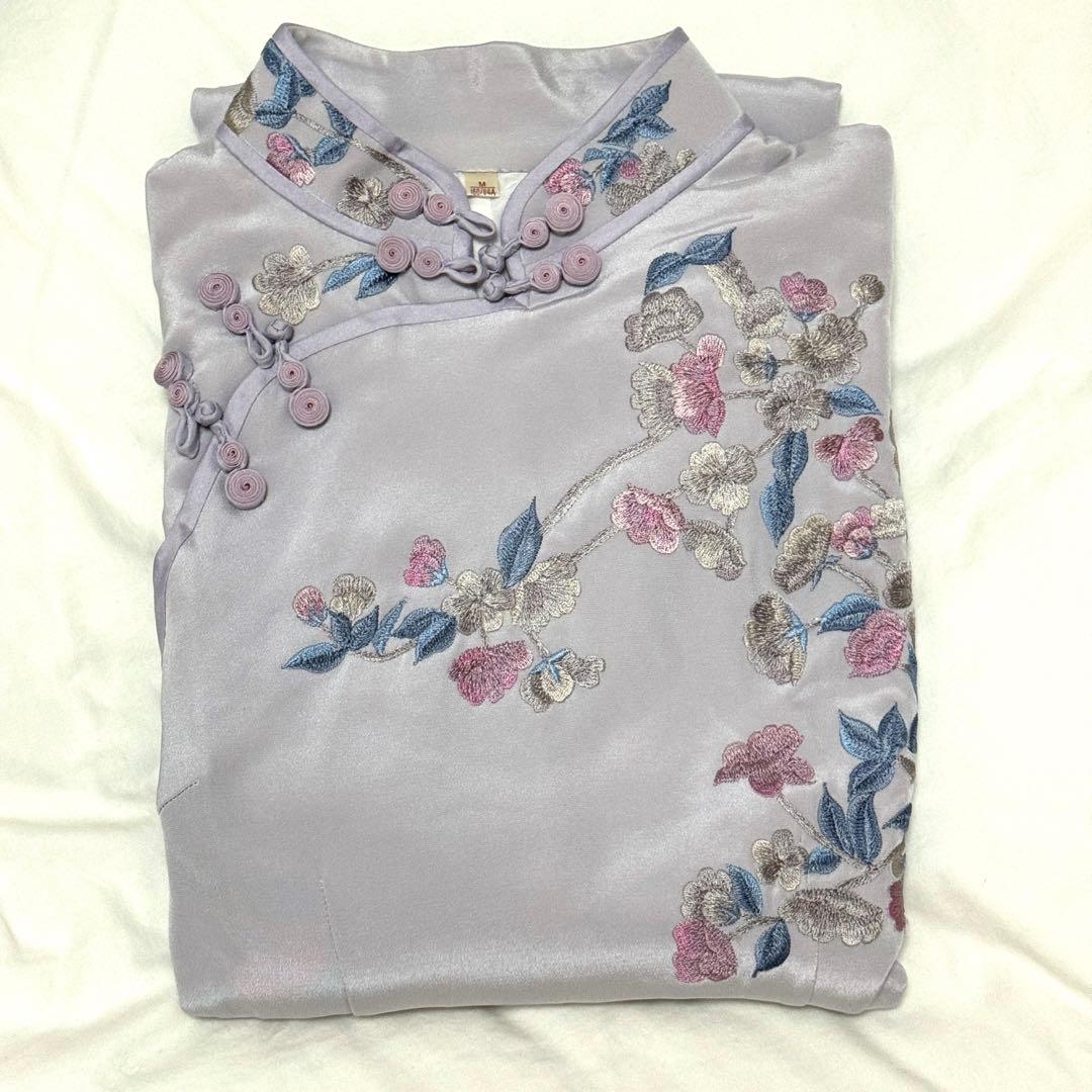 【美品】上質シルク製チャイナドレス✨淡パープル×刺繍入り 【美品】上質シルク製チャイナドレス✨淡パープル×刺繍入り