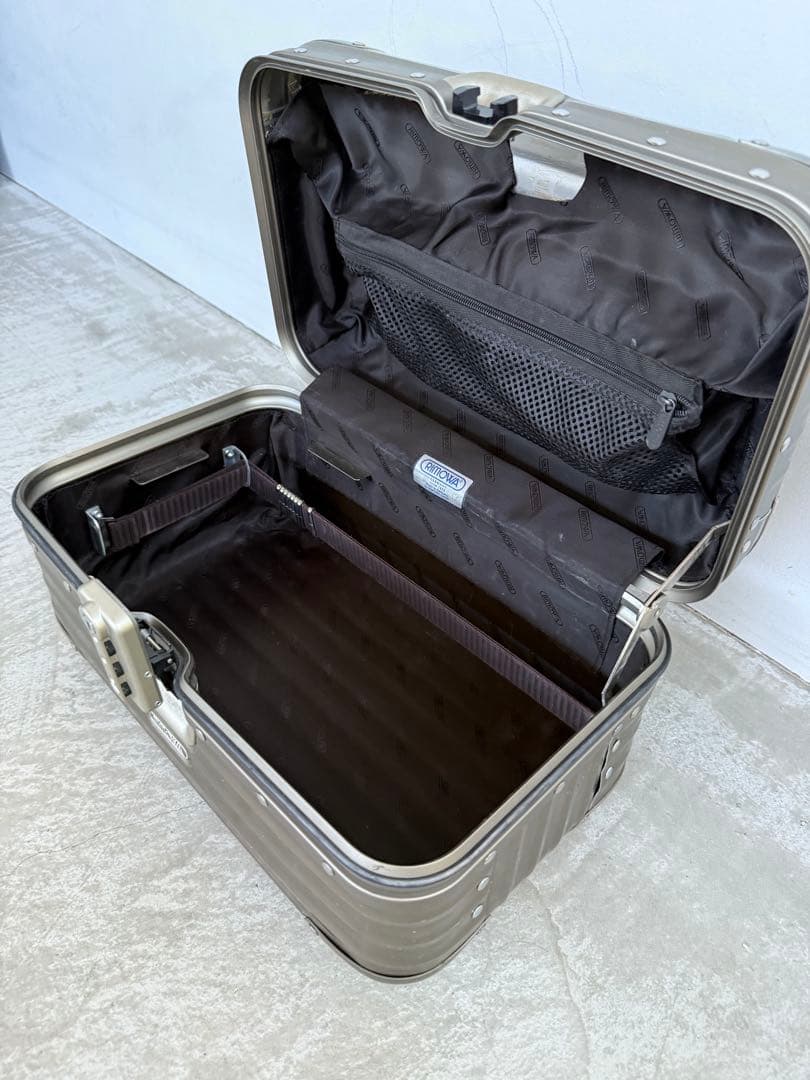 RIMOWA アルミニウム シルバーキャリーケースビューティーケース化粧box RIMOWA アルミニウム シルバーキャリーケースビューティーケース化粧box