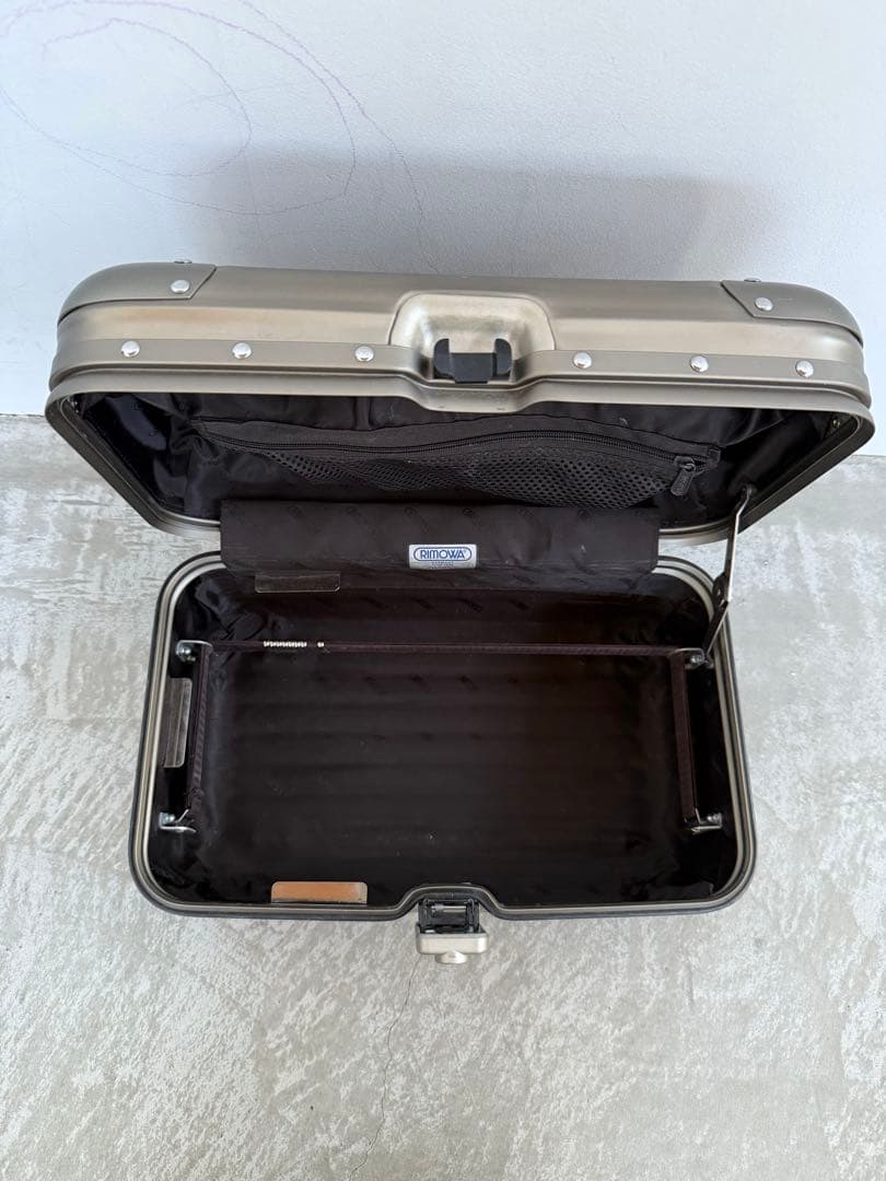 RIMOWA アルミニウム シルバーキャリーケースビューティーケース化粧box RIMOWA アルミニウム シルバーキャリーケースビューティーケース化粧box