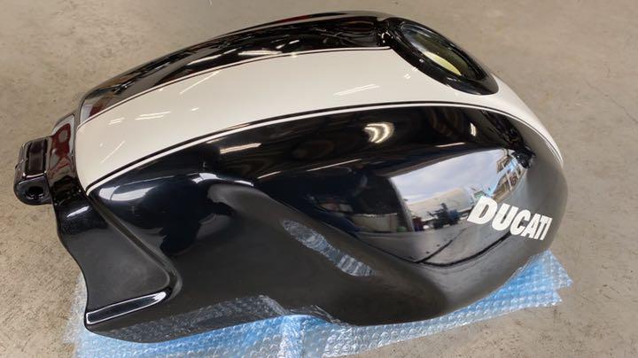 SALE豊富な DUCATI 純正 タンク S2R用 中古 SW4wh-m31409055518 新作限定品