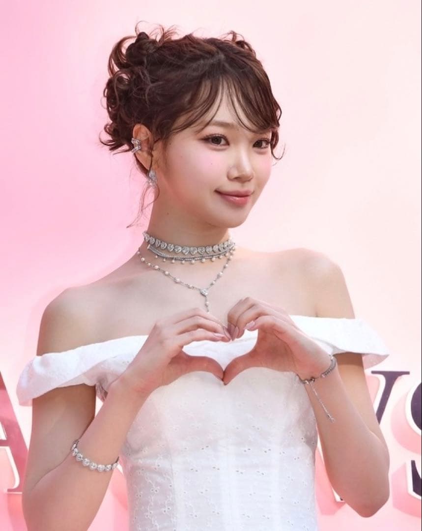 スワロフスキーArianaGrande x Swarovskiイヤーカフ【片耳】