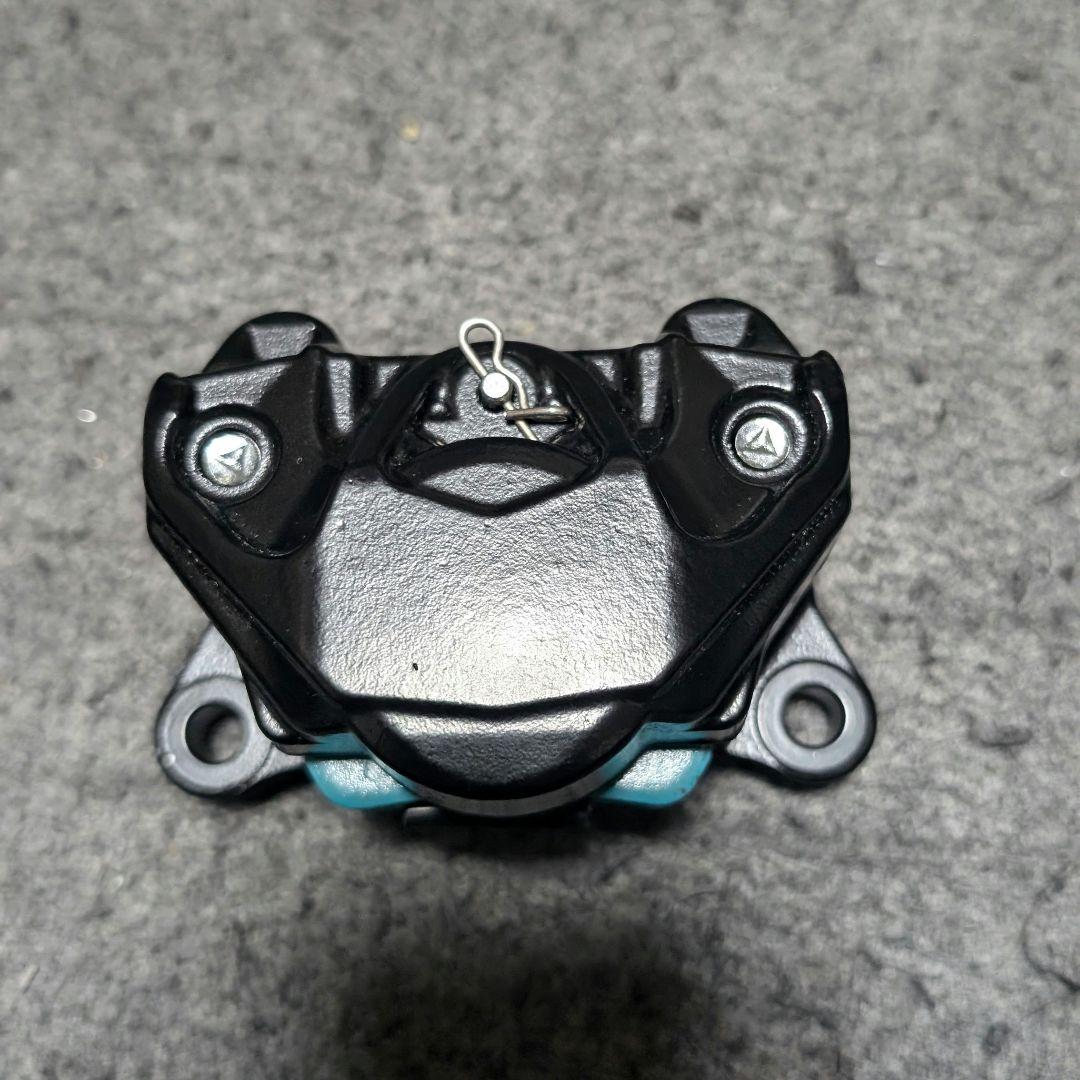 NCY 4POD鍛造ブレーキキャリパー黒 左側[ブレンボ40mmピッチ形状