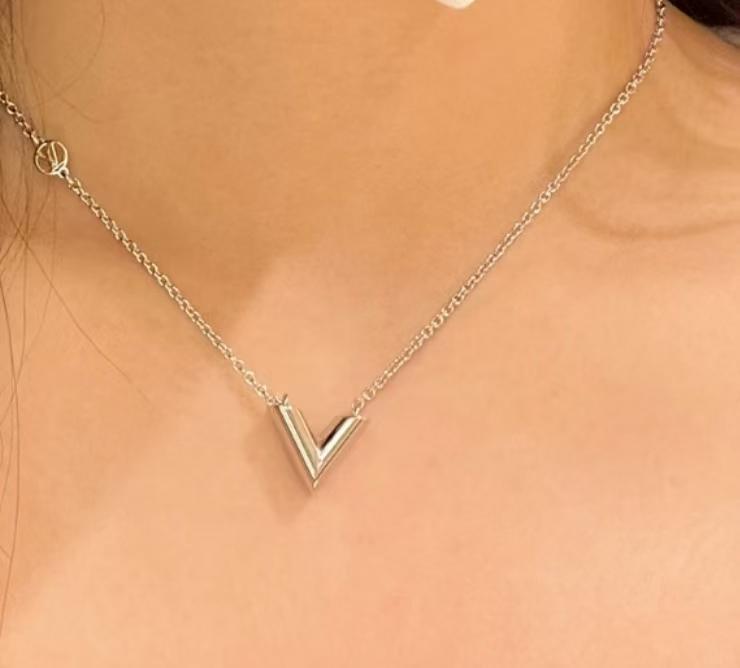 Louis Vuitton V字型　ネックレス ルイ・ヴィトン V字ネックレス ✨ - メルカリ