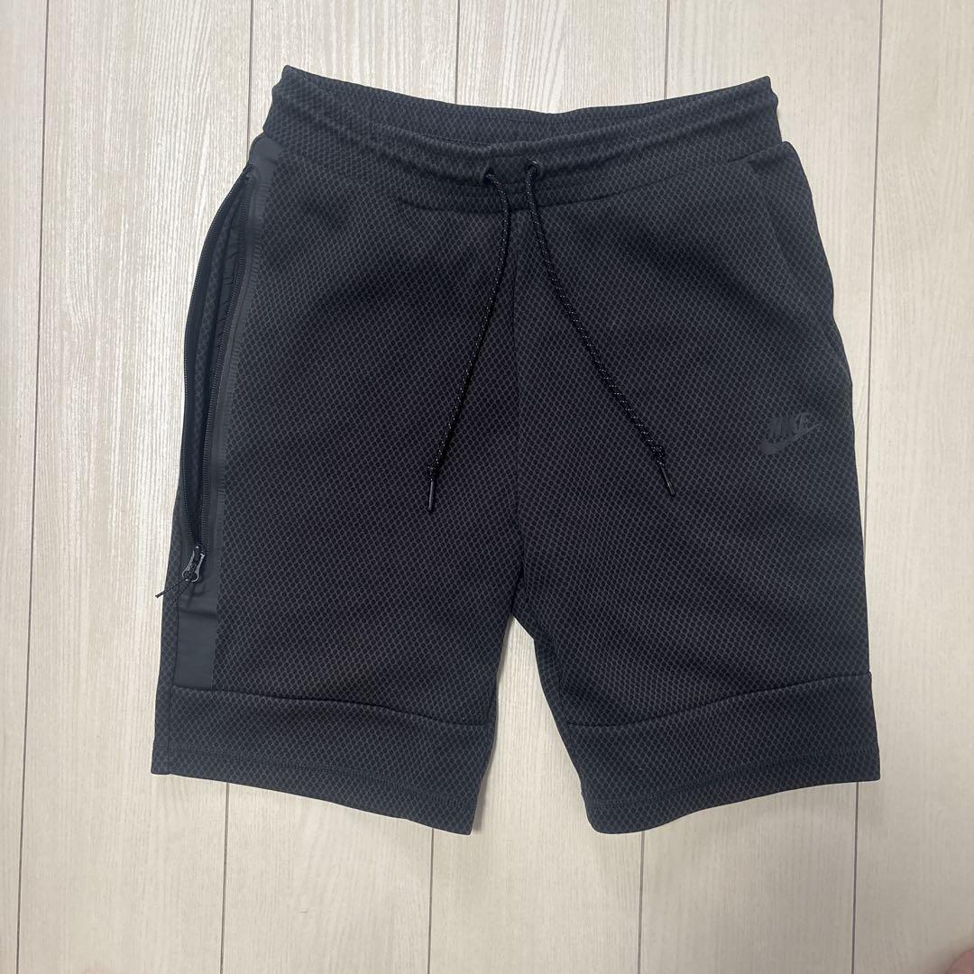 NIKEテックフリース　スウェットハーフパンツ Nike テックフリース スウェットハーフパンツ ブラック - メルカリ