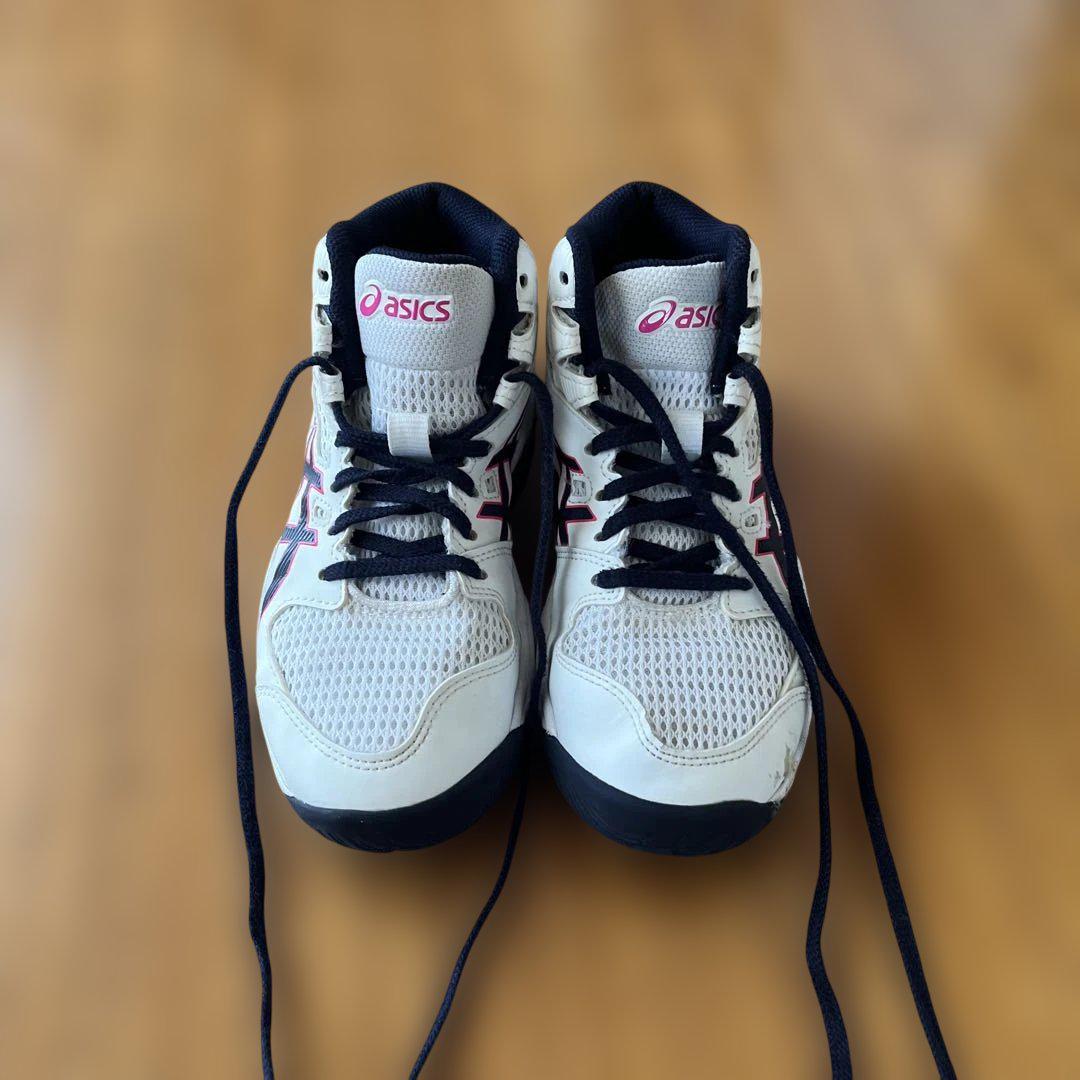 最終価格！asics バスケットボールシューズ　21cm 美品 asics バスケットボールシューズ 21cm ホワイト/ネイビー - メルカリ