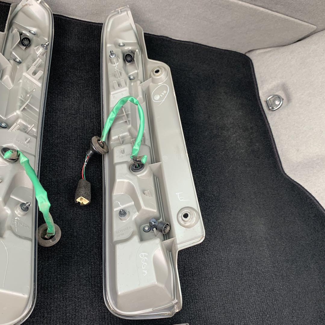 けん　アイシス　後期型LED クリアテールランプ左右セット　中古品