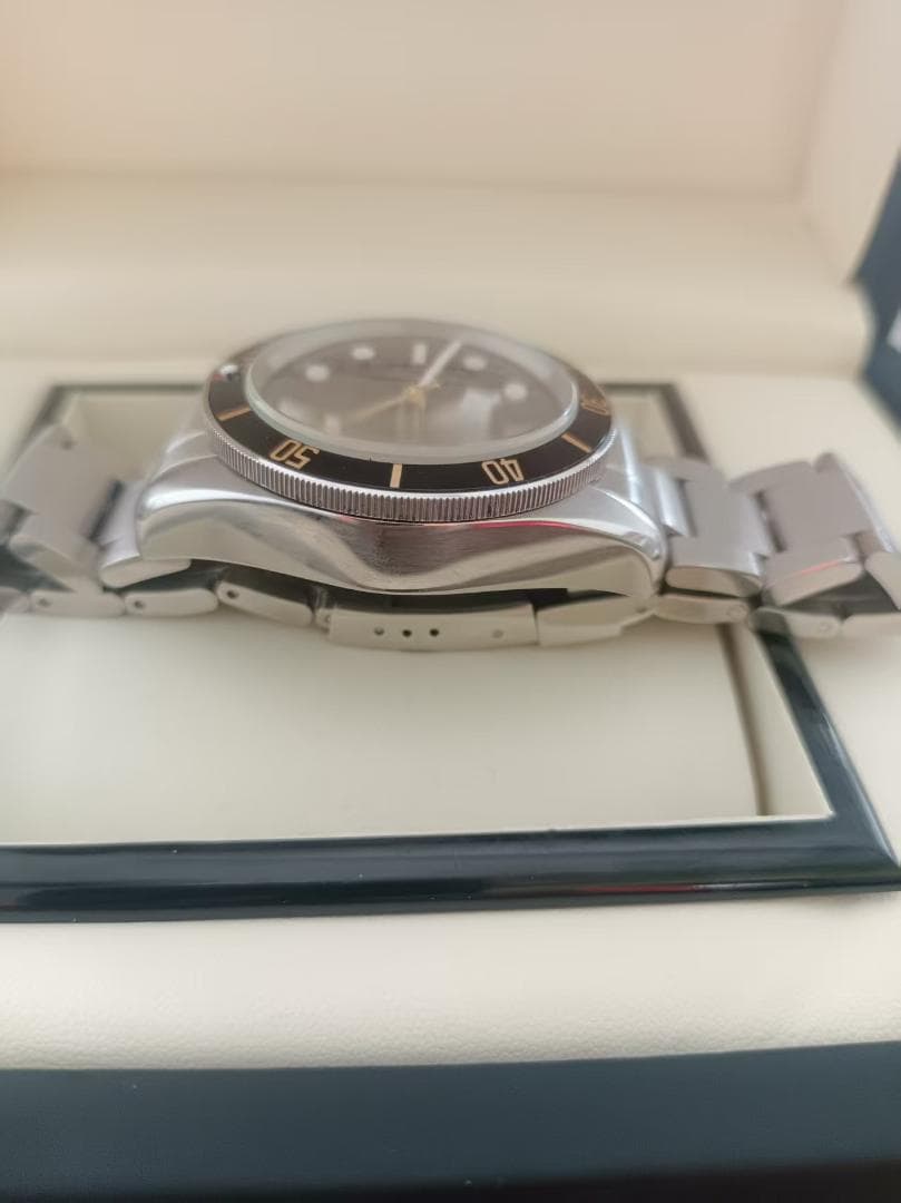 チューダーの自動巻き時計