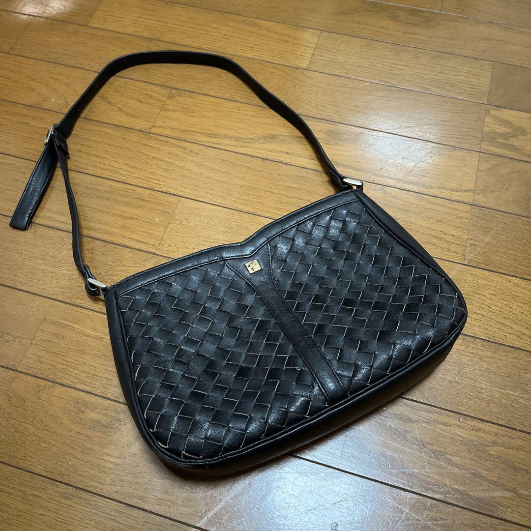 美品✨アエナ ショルダーバッグ レザー 黒 ステッチ 編み込み ダブルファスナー 黒いレザーショルダーバッグ 編み込みデザイン - メルカリ