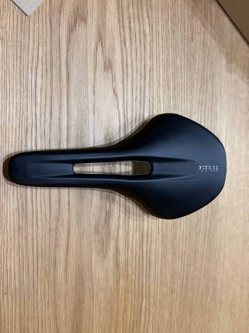 fi'zi:k Antares R1 140mmロードサドル　フィジーク