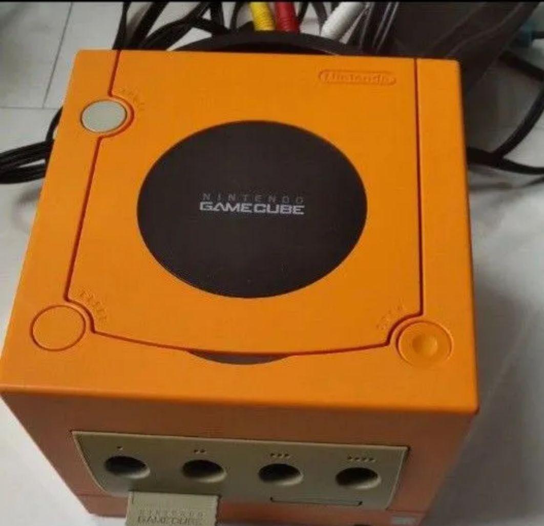 ゲームキューブ本体　オレンジ　コントローラー2個マリオカート他ソフト 3個セット