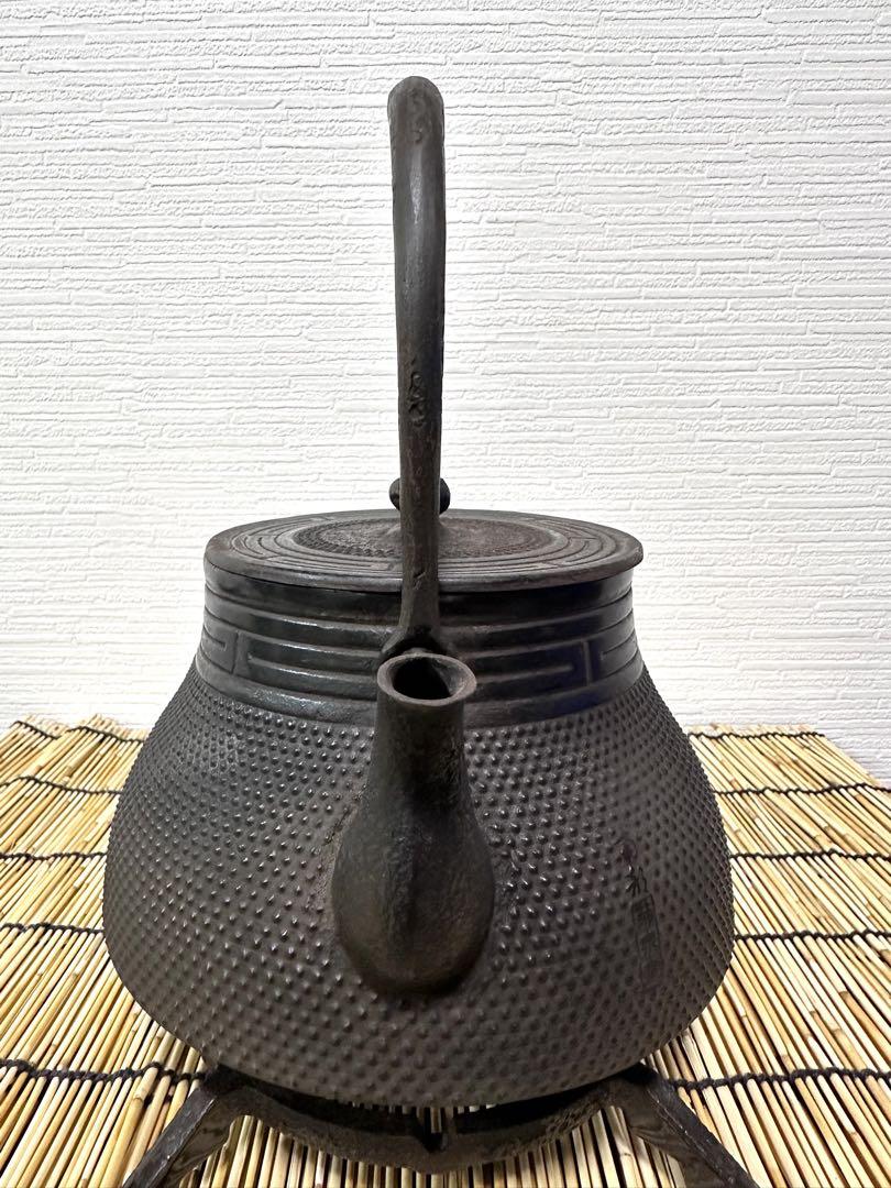 未使用品、長期保管品　南部菊泉堂造１５型アラレ　南部鉄瓶　南部鉄器　鉄瓶