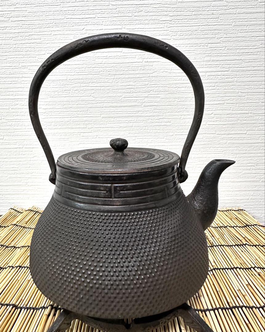 未使用品、長期保管品　南部菊泉堂造１５型アラレ　南部鉄瓶　南部鉄器　鉄瓶