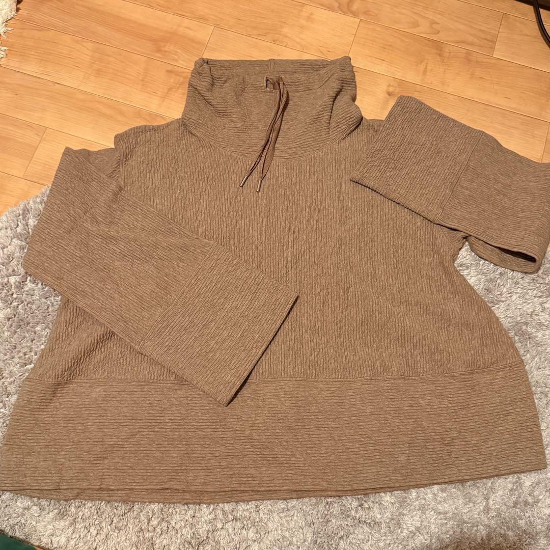 【新品未使用】Lululemon トップス L/XL サイズ トープ色