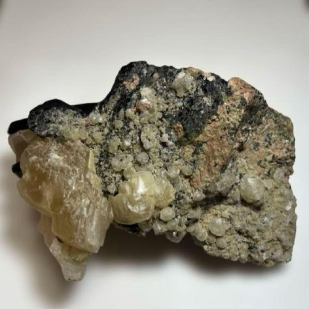 【魔除け・邪気祓い】究極の守護石！神秘的な輝きを放つ天然モリオン原石カルサイト