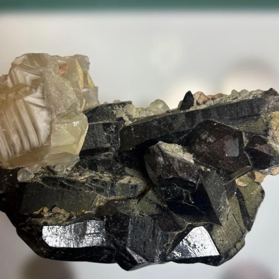 【魔除け・邪気祓い】究極の守護石！神秘的な輝きを放つ天然モリオン原石カルサイト