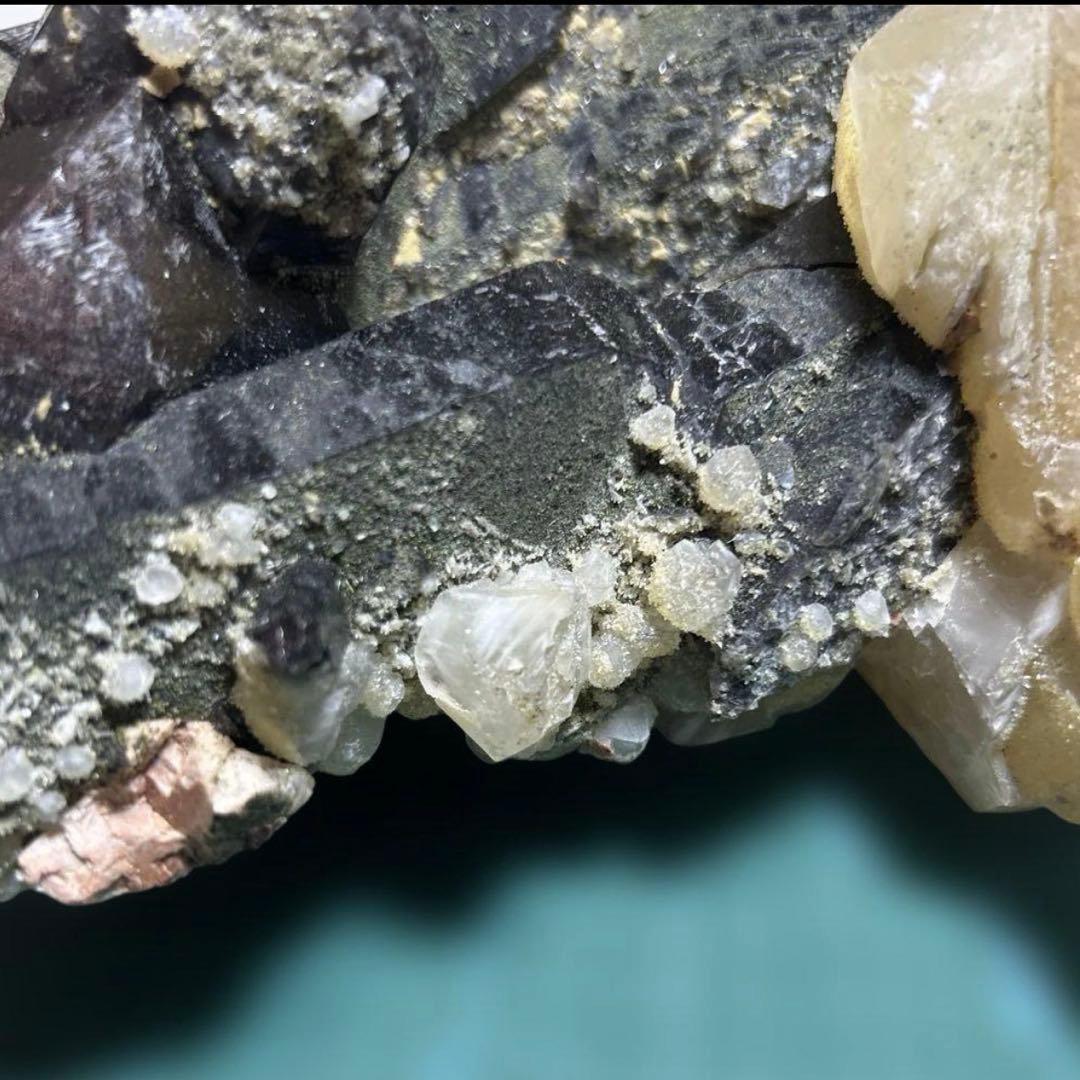 【魔除け・邪気祓い】究極の守護石！神秘的な輝きを放つ天然モリオン原石カルサイト