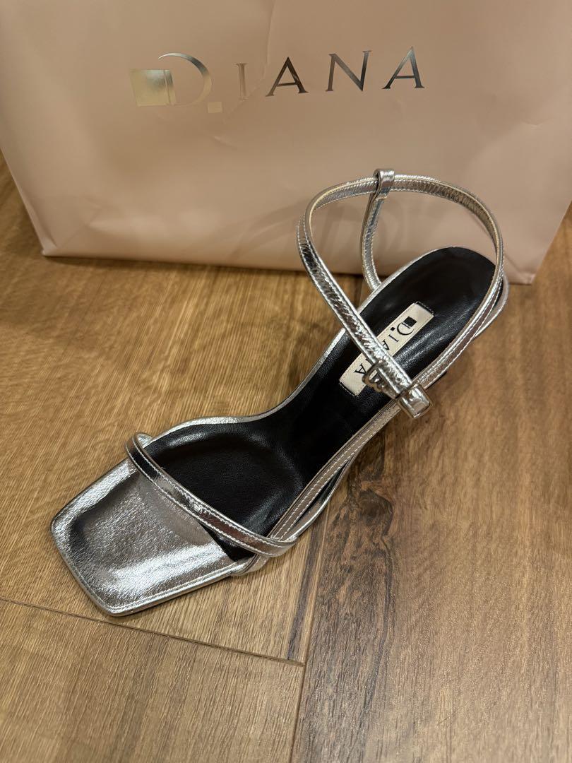 【新品未使用品】DIANA シルバー ストラップサンダル