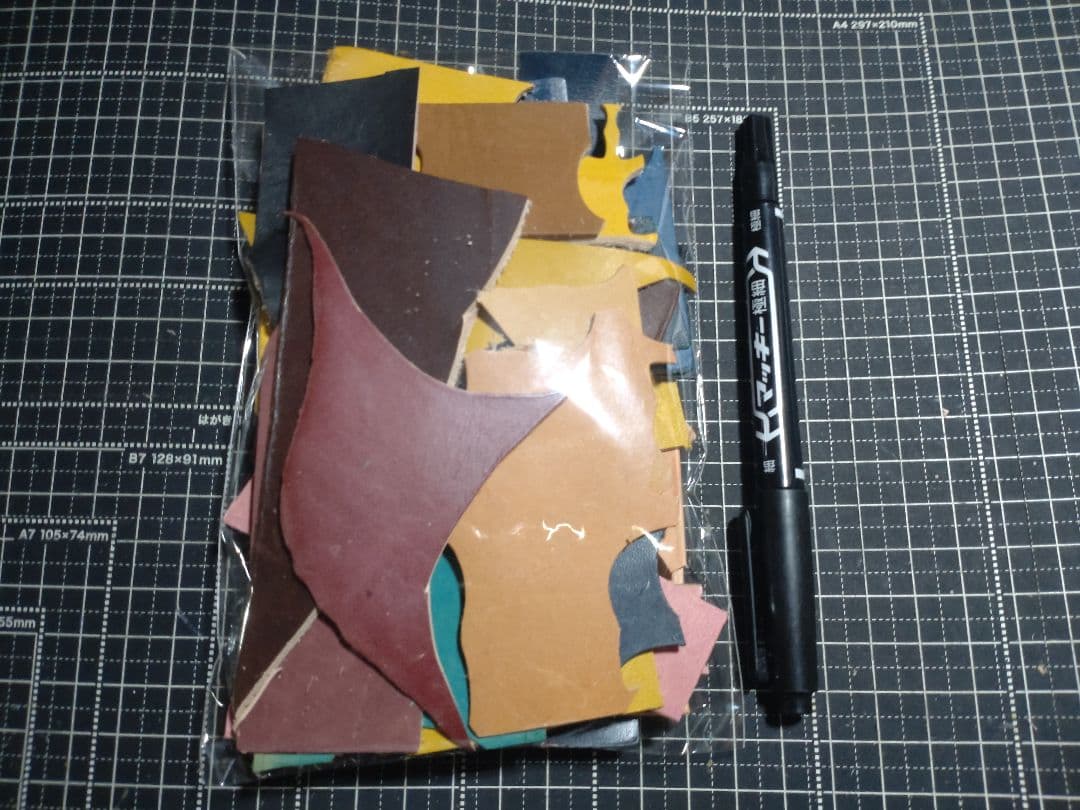 交渉中　革ハギレ　ミニサイズ