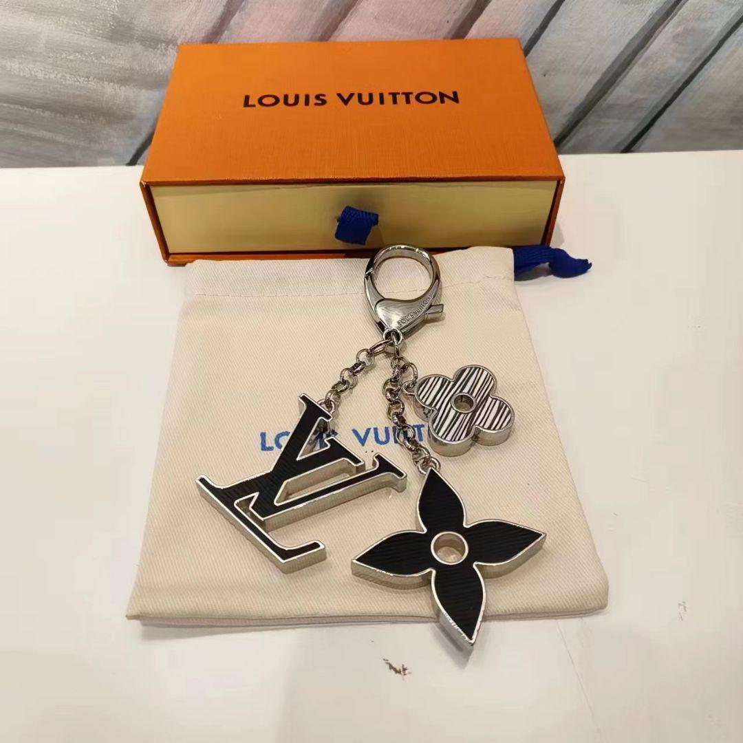 LOUIS VUITTON  バックチャーム 黒 シルバー