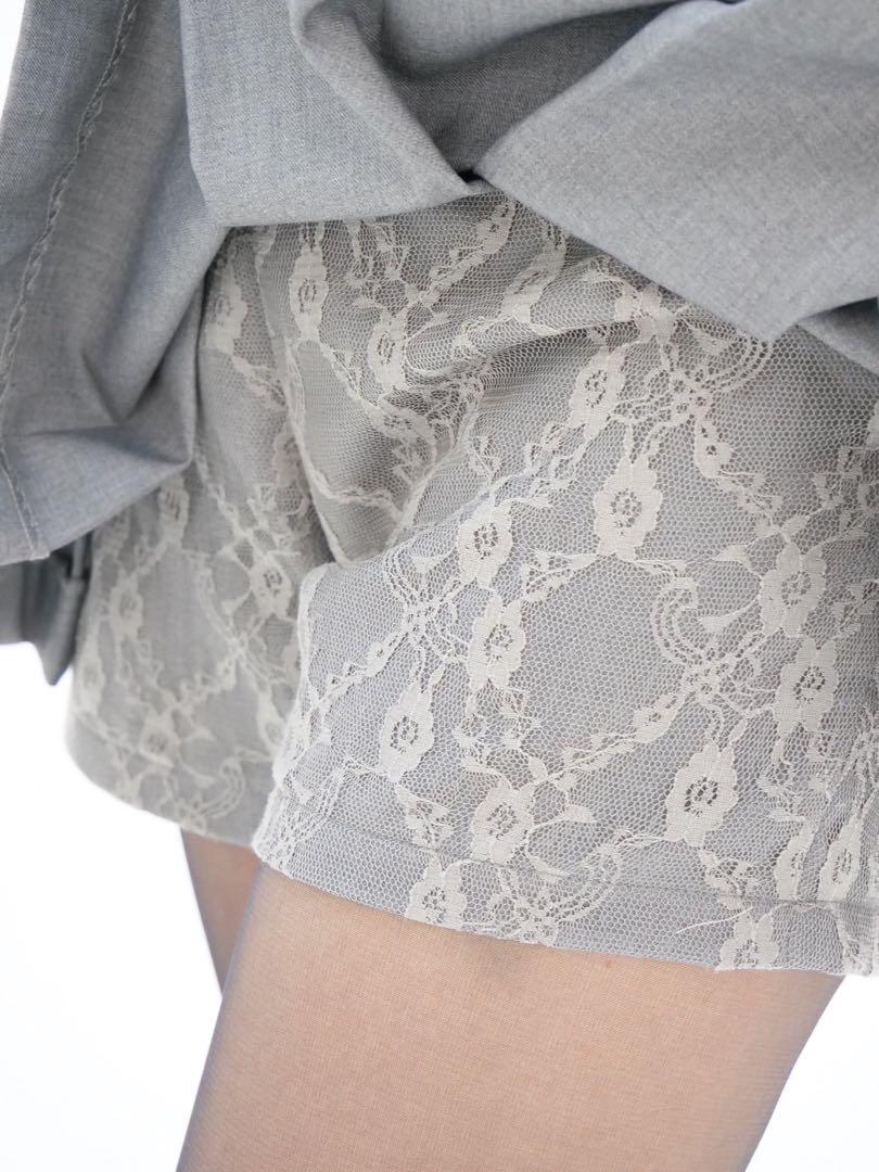 LACE PLEATS